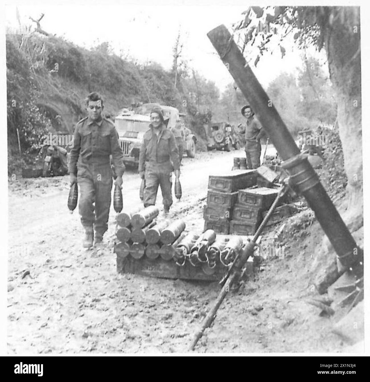 ITALY : FIFTH ARMYBRITISH MORTARS IN ACTION - Bringing up the mortar bombs are:- Rfn. S. Robinson of York Rfn. W. Prosser of Surrey, British Army Stock Photo