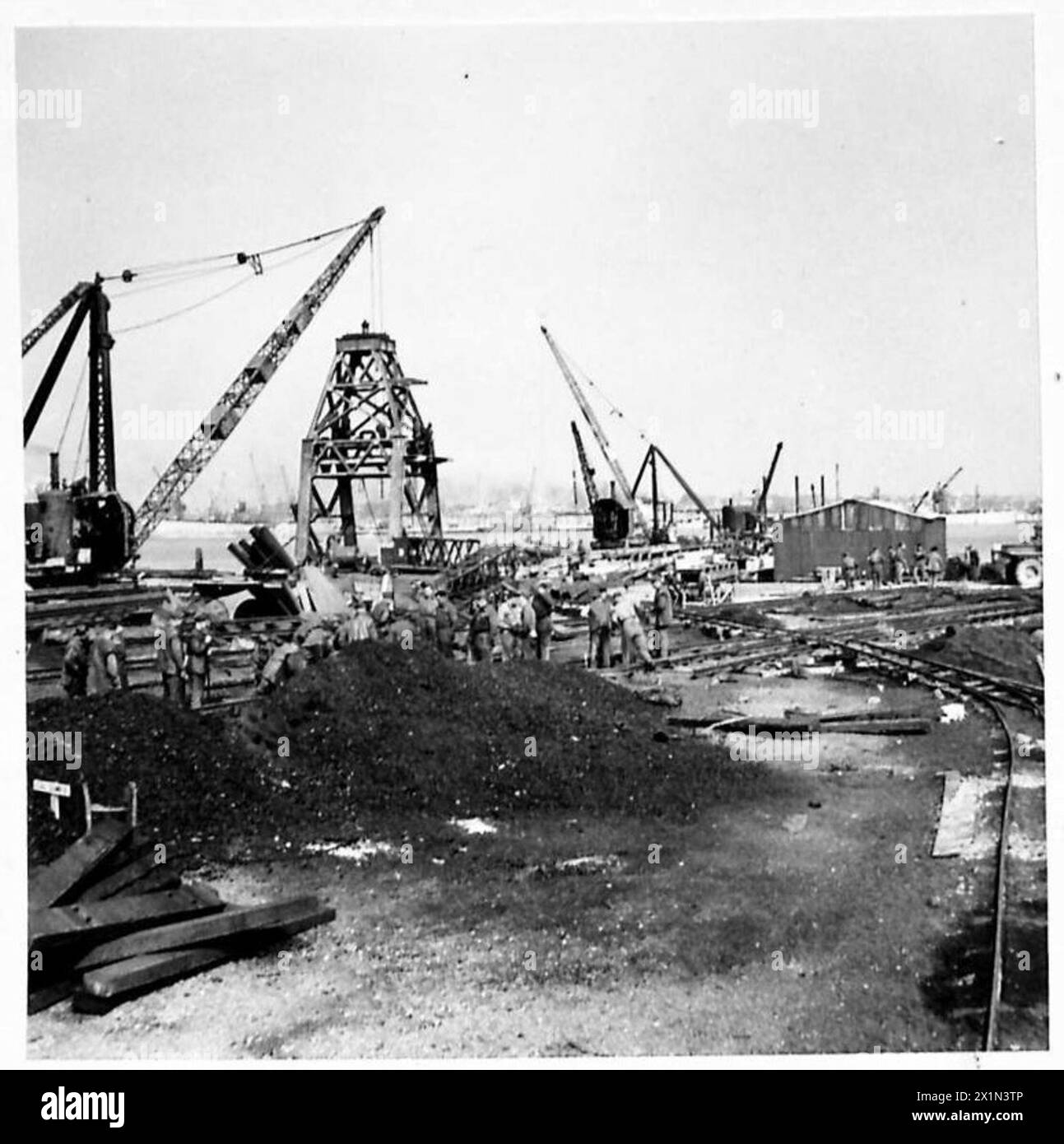 NO.1 PORT CONSTRUCTION DEPOT : MARCHWOOD : SOUTHAMPTON - General view of railway developments to F.P H Jetty showing crane building operations in progress, British Army Stock Photo