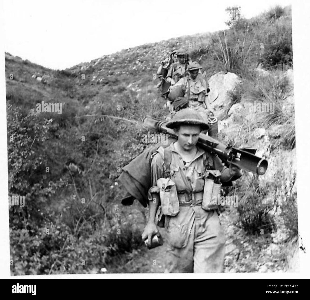 ITALY : FIFTH ARMY FRONT - Men of the 10 Royal Berks, coming down the ...