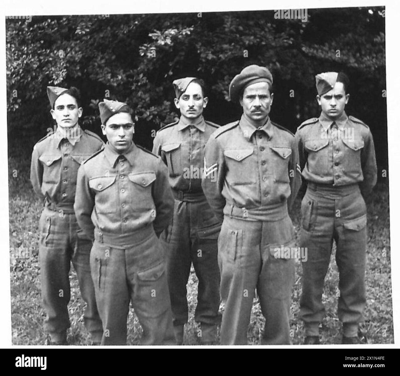 ARAB, ETC. EX-PRISONERS OF WAR IN ENGLAND - EGYPTIANS AND LIBYANS RESIDENT IN EGYPT Front row - left to right - Private Mouse Juwayed of Mersa Matruh Corporal Abdul Karim Ahmad of Kara Marnak Back row - left to right - Private Sughayar Salim of El Hammam Private Said Admah Abdul Sattar of Benha Private Ali Abdullah of Minea, British Army Stock Photo