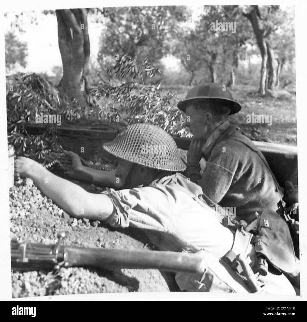 ITALY : EIGHTH ARMY FRONT - Rfn. J. Furnell of Southampton, the smallest and youngest man in the 2 L.I.R. and incidentally the battalion mascot, with Rfn. Swift of Manchester, manning a machine gun built from the parts of five captured enemy guns - 'E' Coy, British Army Stock Photo
