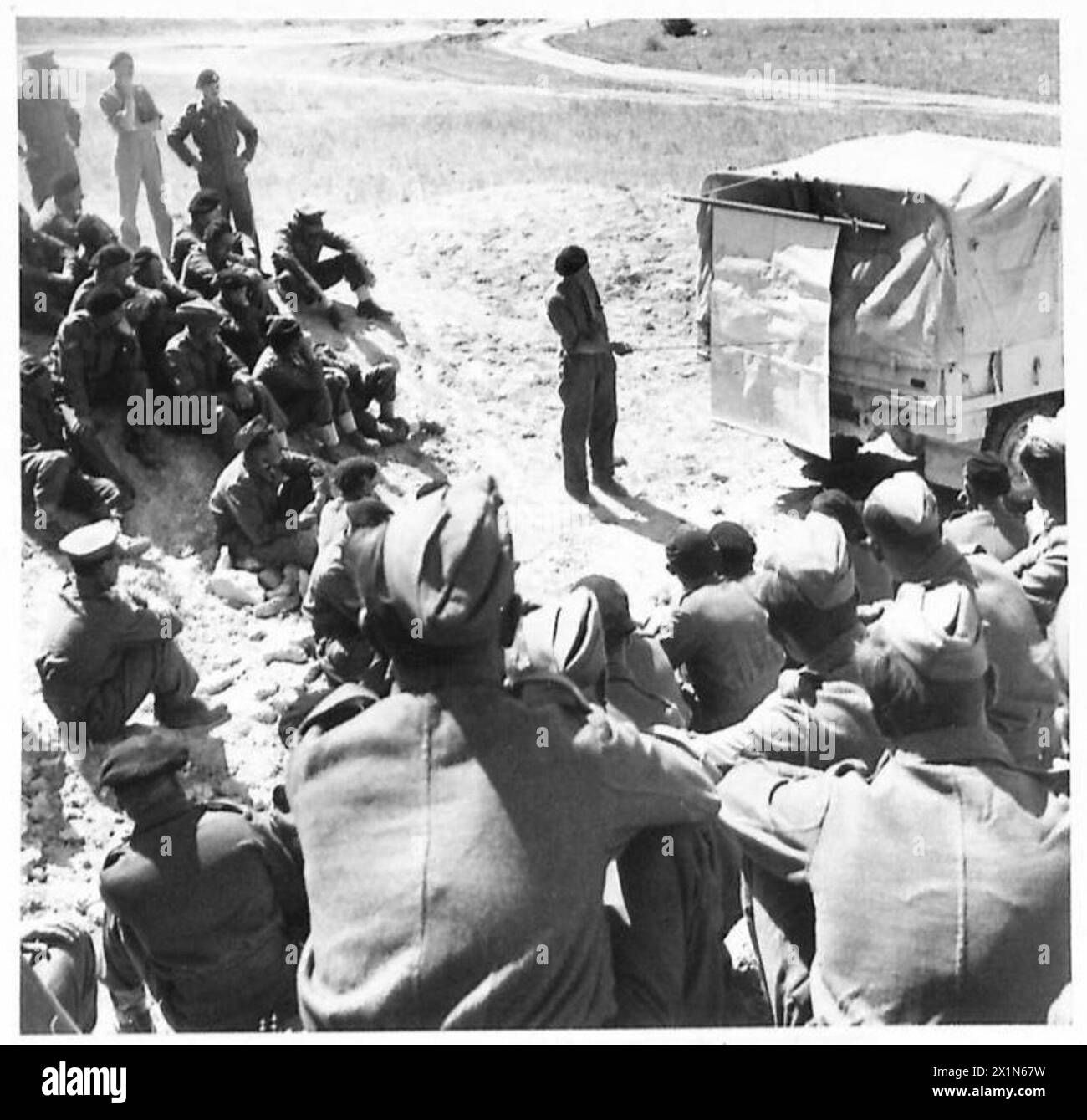 An officer instructs troops on dispositions and the plan of attack prior to the Battle of the Mareth Line, providing operational guidance to the Eighth Army. Stock Photo