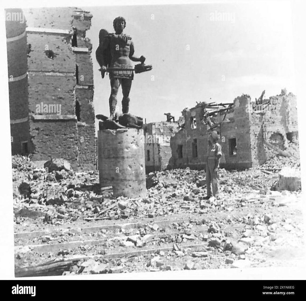 ITALY : ANZIO REVISITED - The centre of the famous 'Factory Area'. Rfn. Dewhurst L.I.R., examined the statue of San Michele. (Map ref : 1:50,000 Sheet 168 875330), British Army Stock Photo
