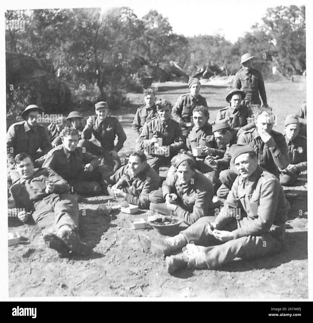 ITALY : FIFTH ARMYANZIO BRIDGEHEADSALUTE THE SOLDIER SERIES - Lunch time at 1st Bn. Duke of Wellington Regiment's camp, British Army Stock Photo