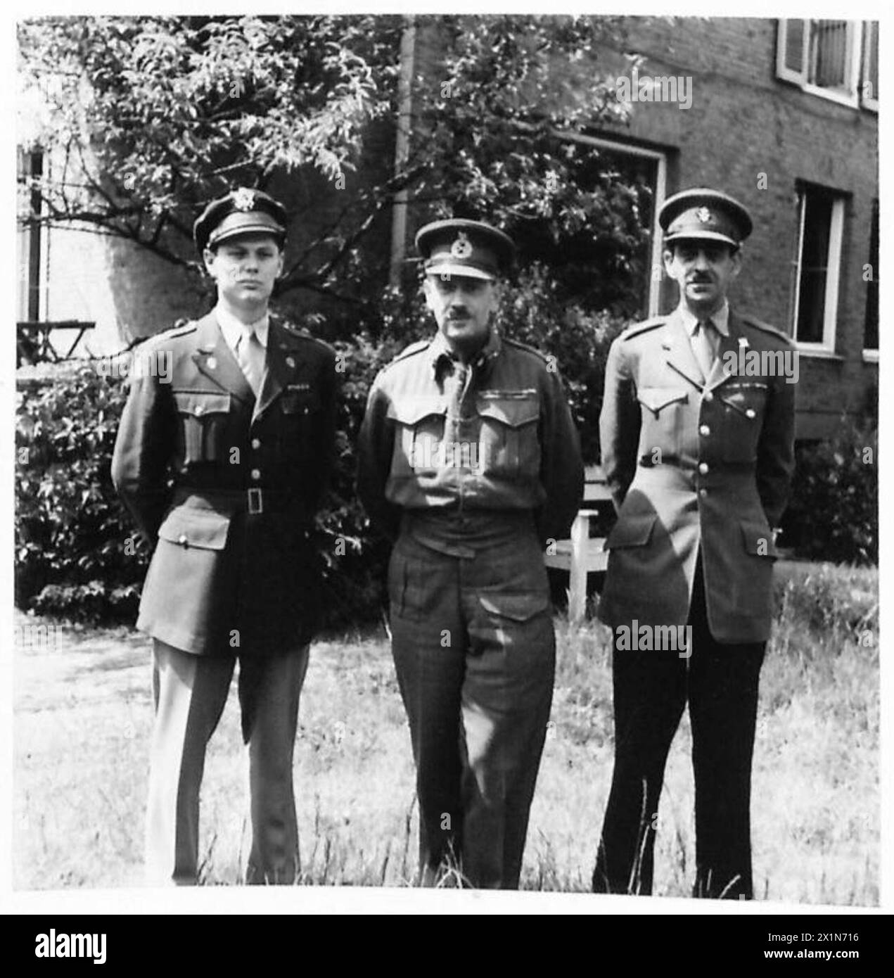 PICTURES OF MAJOR GENERAL SIR F.W. DE GUINGAND, KBE.,CB.,DSO., CHIEF OF STAFF TO 21 ARMY GROUP - The Chief of Staff with his A.D.C. and P.A. Left to right - Major E.R. Culvert, A.D.C. Major General Sir F.W. de Guingand, and Major W.F.Bovill, P.A, British Army, 21st Army Group Stock Photo