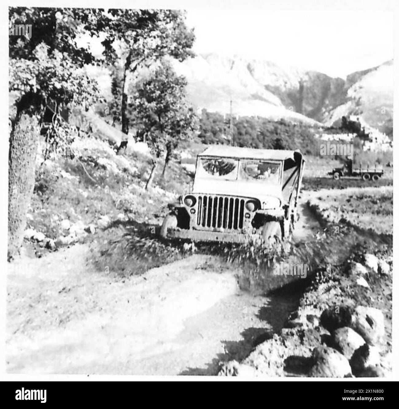 ITALY : FIFTH ARMYWITH THE AMERICAN ON THE VENAFRO FRONT - American vehicles passing through a sea of mud, British Army Stock Photo