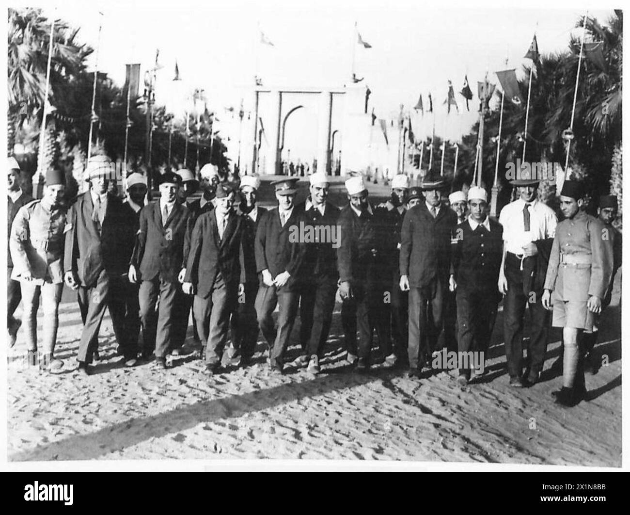 EMPIRE AND EGPYTIAN SOLDIERS FRATERNISE - A group of British and Egyptian soldiers who were guests at the tea party, British Army Stock Photo