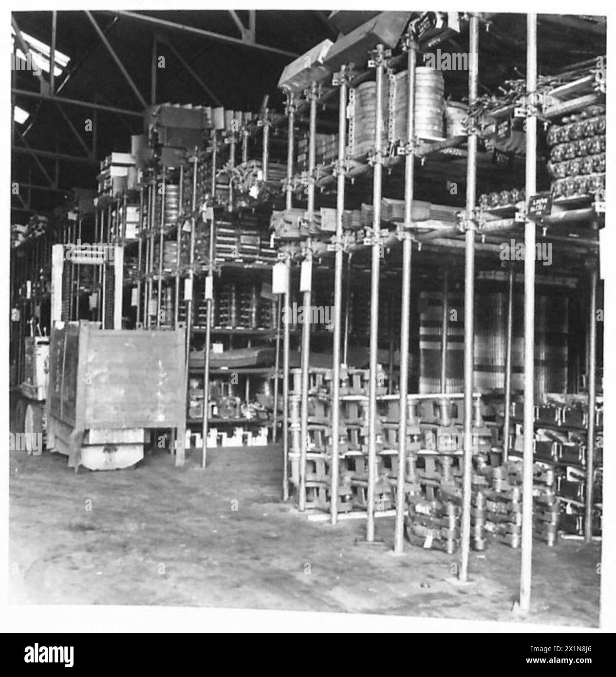 VARIOUS DEPARTMENTS AT CENTRAL ORDNANCE DEPOT, CHILWELL - Bulk Buildings. Showing the new type of tacking for Stores, British Army Stock Photo