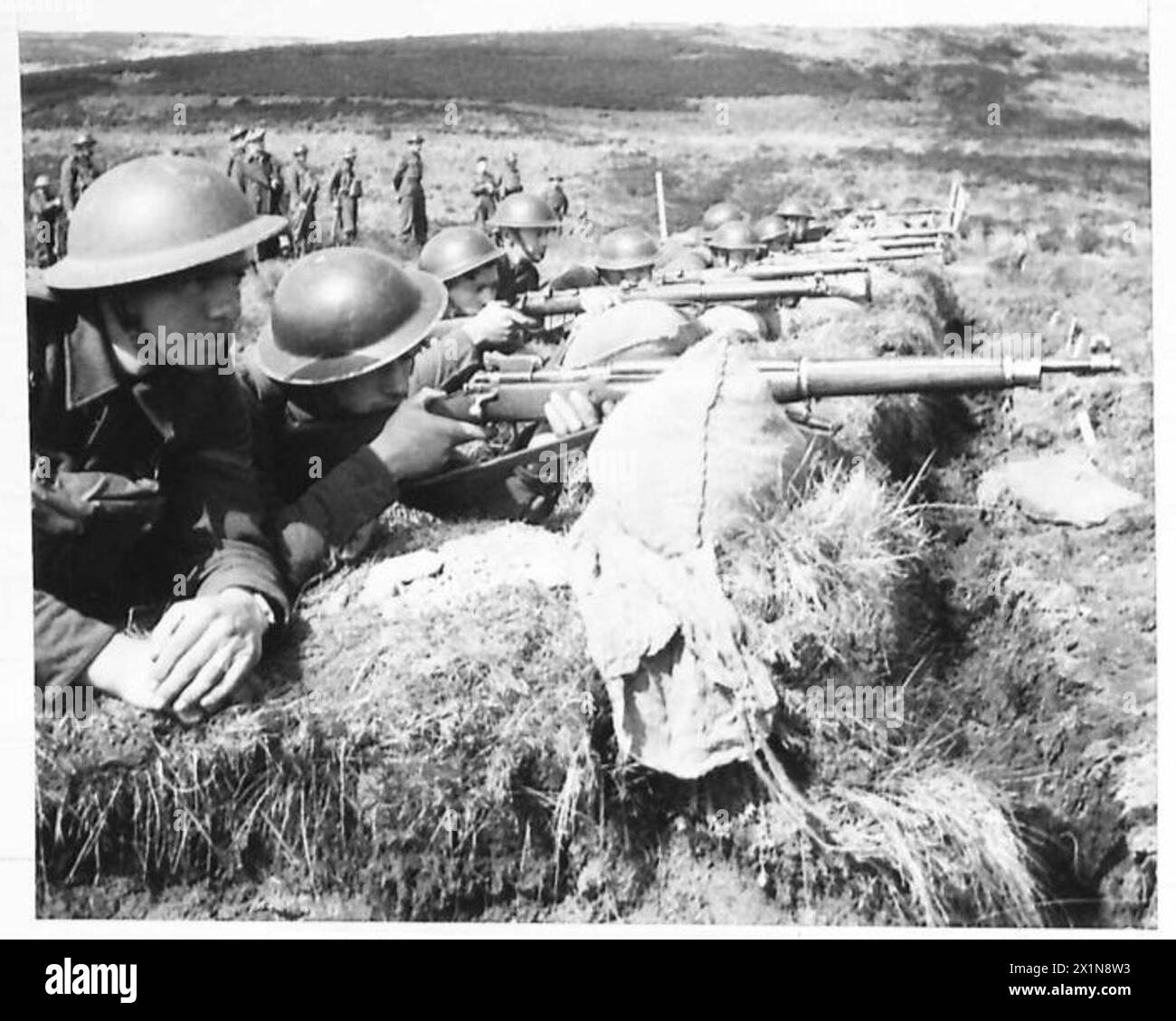 ON THE RANGES - Men of a battalion of the Gordon Highlanders on the ranges, British Army Stock Photo