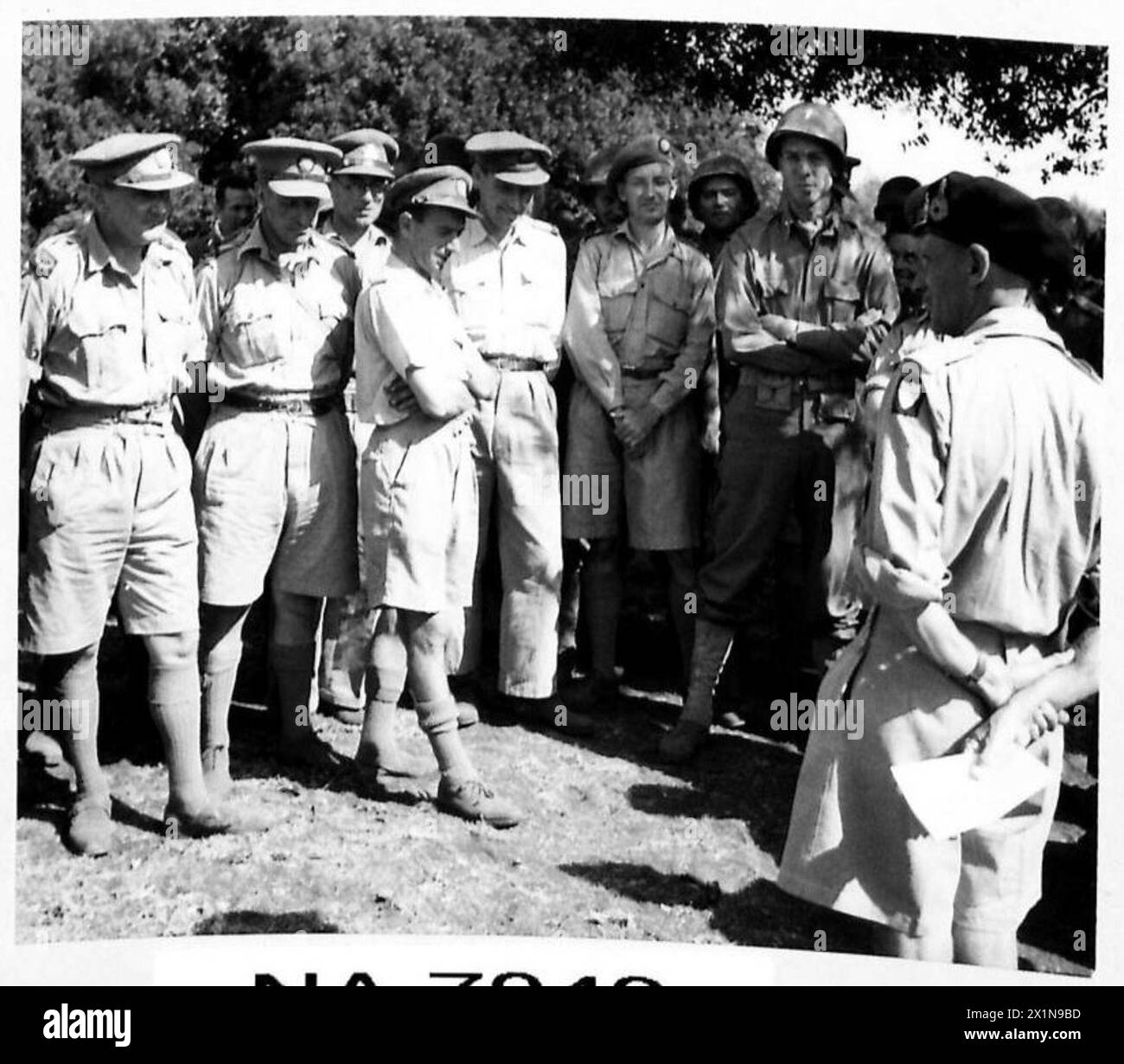 INVASION OF ITALY : THREE WAR CORRESPONDENTS KILLED - This picture taken during General Montgomery's visit to 5th Army HQ where he met Lieut.General Mark Clark, shows the 8th Army Commander chatting to War Correspondents; General Montgomery reversed the usual procedure at interviews by asking the correspondents when the war would finish. Second from the left is A.B.Austin and in the centre, wearing beret, is Stewart Sale, British Army Stock Photo