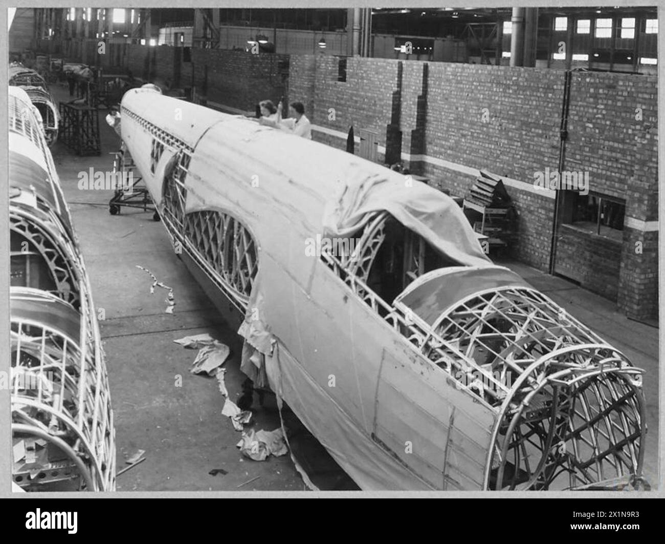 BRITAIN'S RECORD AIRCRAFT PRODUCTION ASSEMBLY OF 'WELLINGTON' BOMBERS - Last touches before testing, Royal Air Force Stock Photo