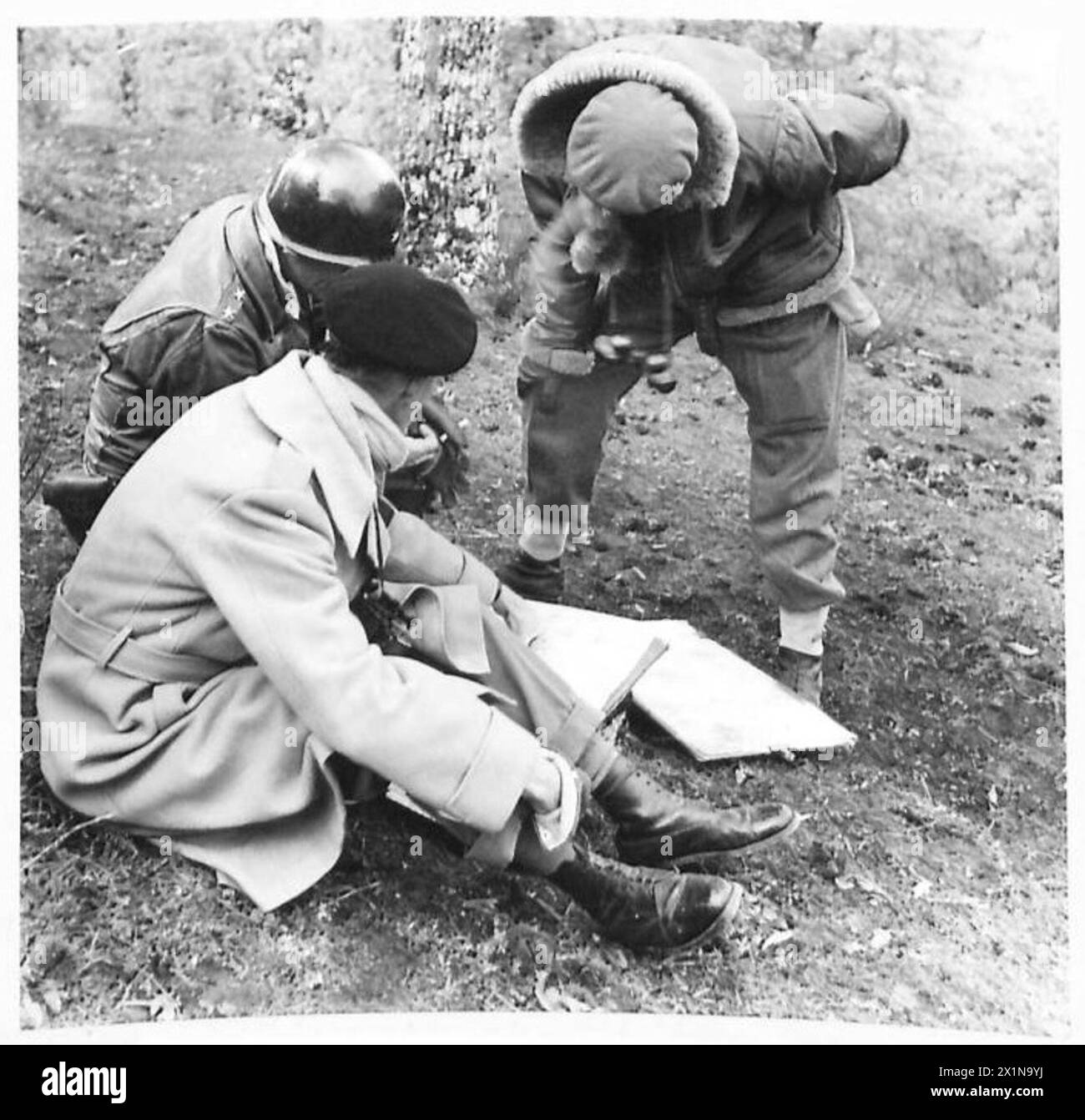 NEAR MOUNT CARMINA - The three Generals study their maps, British Army Stock Photo