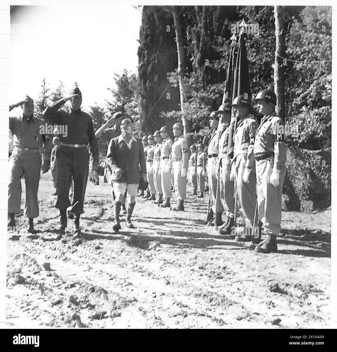 SECRETARY OF STATE FOR INDIA VISITS FIFTH ARMY - Mr. Amery and General Clark inspecting troops at 5th Army H.Q, British Army Stock Photo