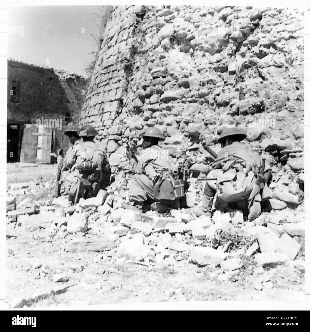 EIGHTH ARMY : CAPTURE OF TAVOLETO - Gurkhas make use of cover as they enter Tavoleto to mop up, British Army Stock Photo
