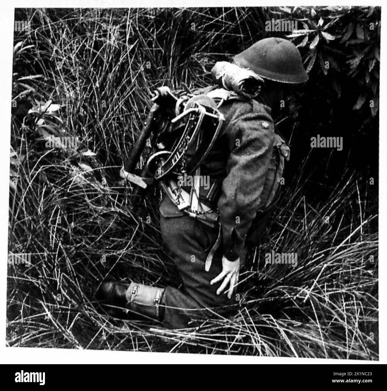 Norwegian Mountain machine gun unit demonstrates carrying a machine gun ...