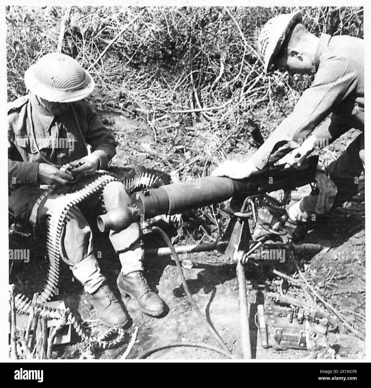THE BRITISH ARMY IN NORTH AFRICA, SICILY, ITALY, THE BALKANS AND AUSTRIA 1942-1946 - Machine gun maintenance, Pte. A. Gardiner of Normanton Avenue, Sheldon, Birmingham, and L/Cpl. J. Drabble of Kingsway, Bollington, Macclesfield, Cheshire, check ammunition and sights of their Vickers gun, British Army Stock Photo