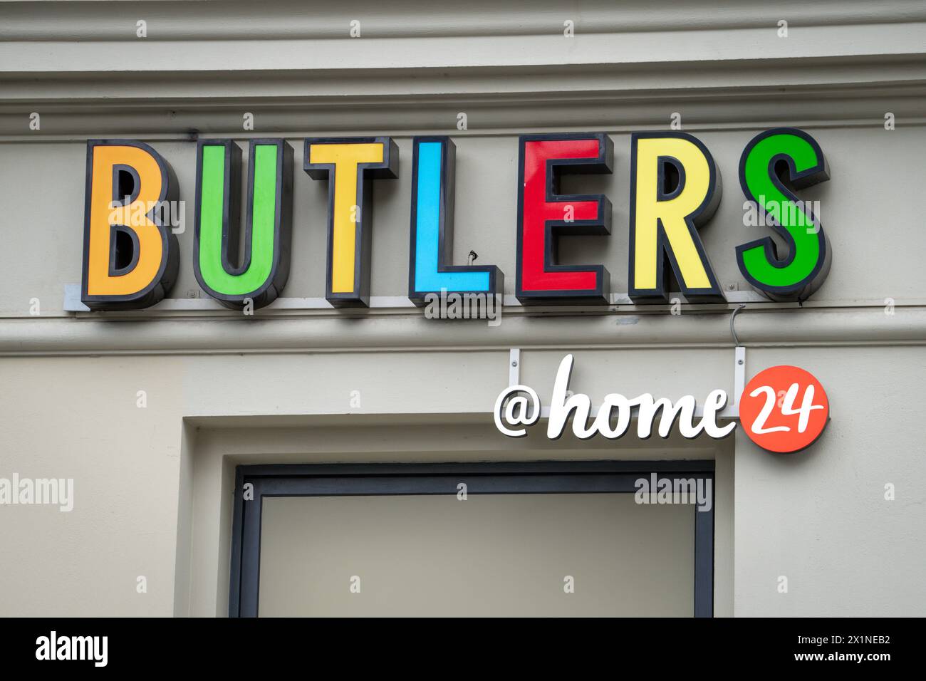 Symbolbild Logo Butlers und home24 Symbolfoto Firmenlogo Butlers und
