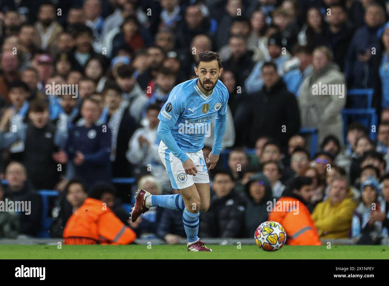 Bernardo Silva of Manchester City breaks with the ball during the UEFA
