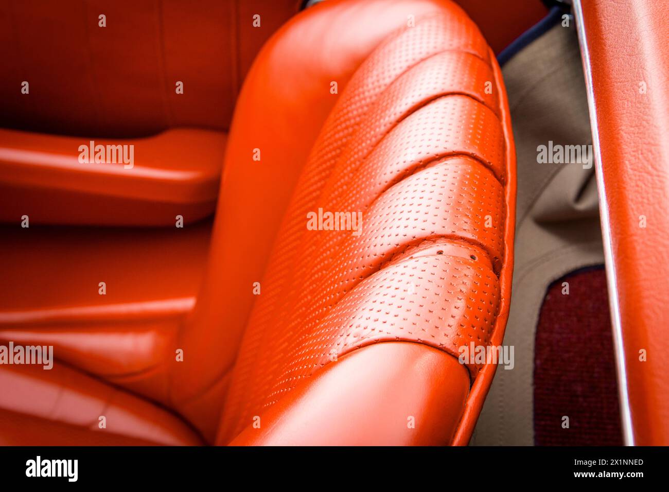 Lehne vom roten Ledersitz MB 300 SL Roadster Stock Photo - Alamy