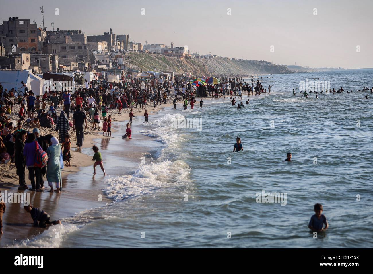 Gaza, Gaza, Palestine. 17th Apr, 2024. Displaced Palestinians relax on the Deir al-Balah sea (Credit Image: © Saher Alghorra/ZUMA Press Wire) EDITORIAL USAGE ONLY! Not for Commercial USAGE! Stock Photo