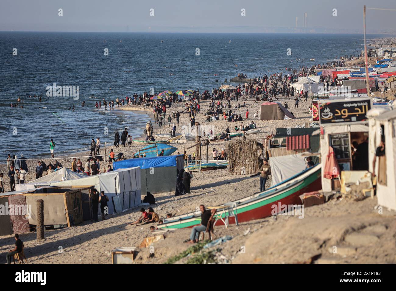 Gaza, Gaza, Palestine. 17th Apr, 2024. Displaced Palestinians relax on the Deir al-Balah sea (Credit Image: © Saher Alghorra/ZUMA Press Wire) EDITORIAL USAGE ONLY! Not for Commercial USAGE! Stock Photo