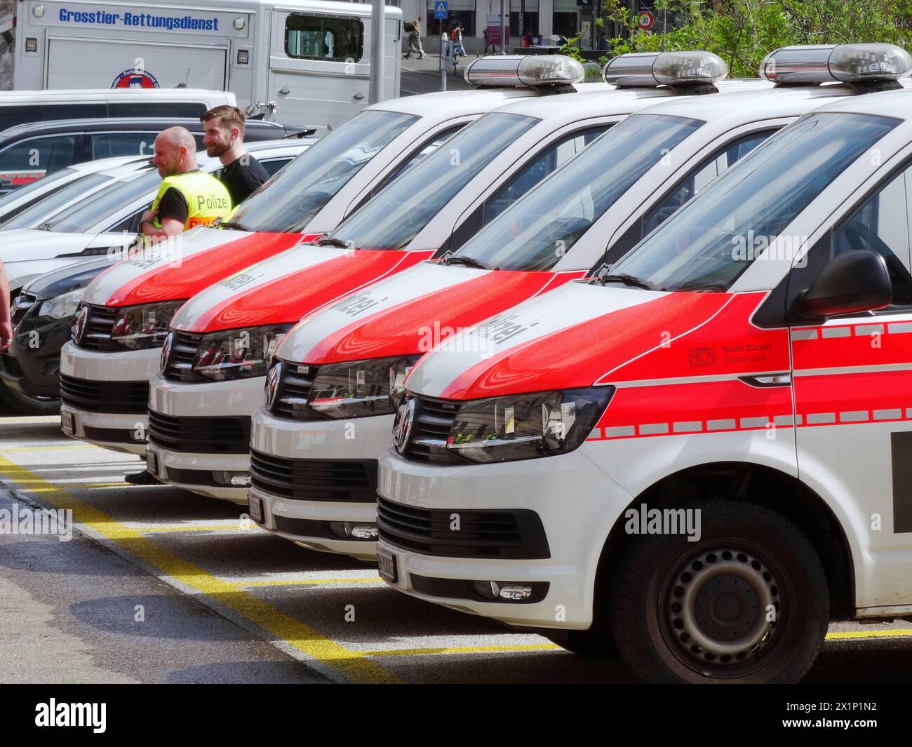 Anton Geisser 15.04.2024 ZH. Schweiz. Bild : Volkswagen , Fahrzeuge der Stadtpolizei Zuerich *** Anton Geisser 15 04 2024 ZH Switzerland Picture Volkswagen , Vehicles of the Zurich City Police Stock Photo