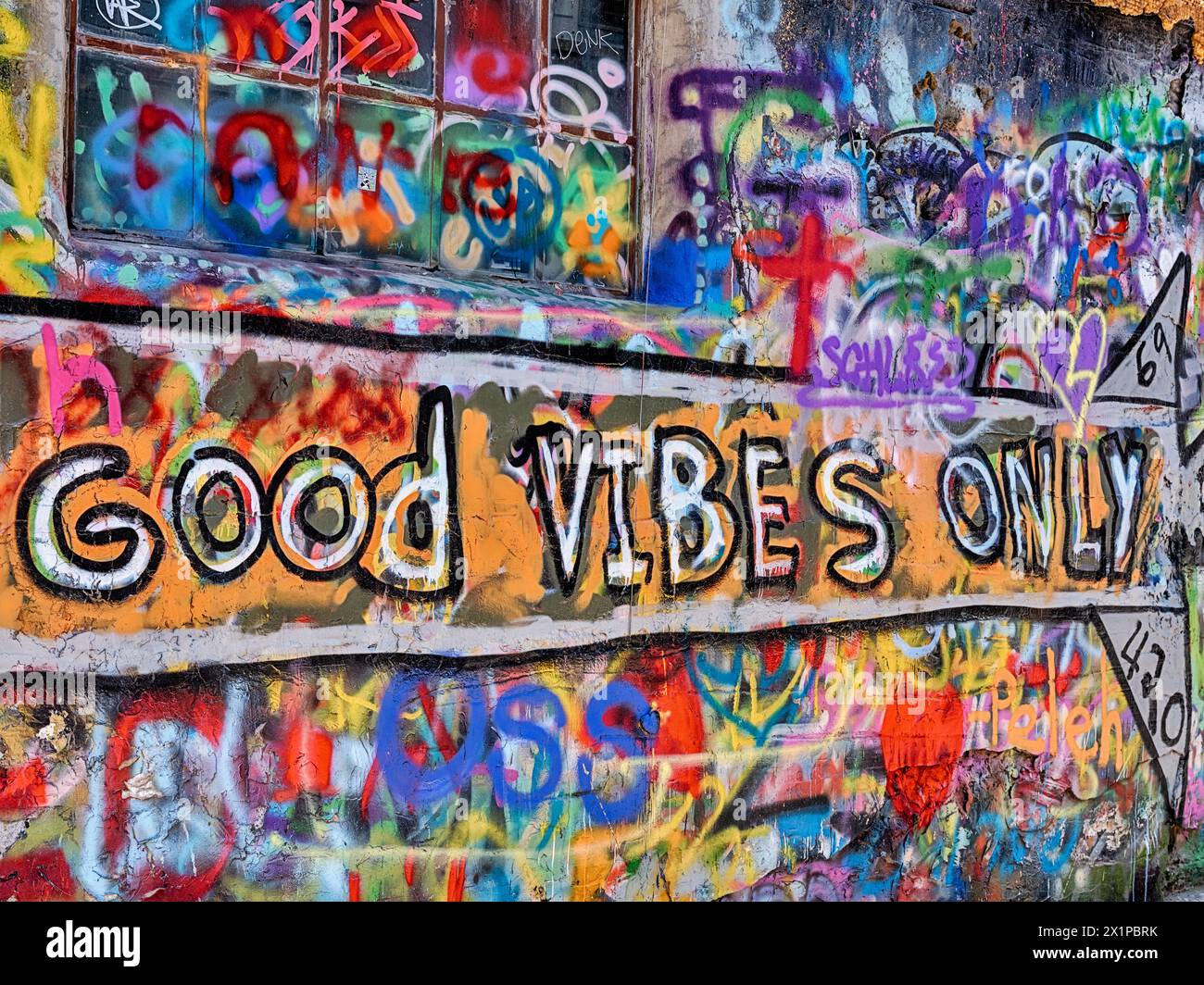 TEL AVIV, ISRAEL - JUNE 11, 2023: A richly decorated wall in the Florentin neighborhood of Tel Aviv, Israel has a message of Good Vibes Only. Stock Photo
