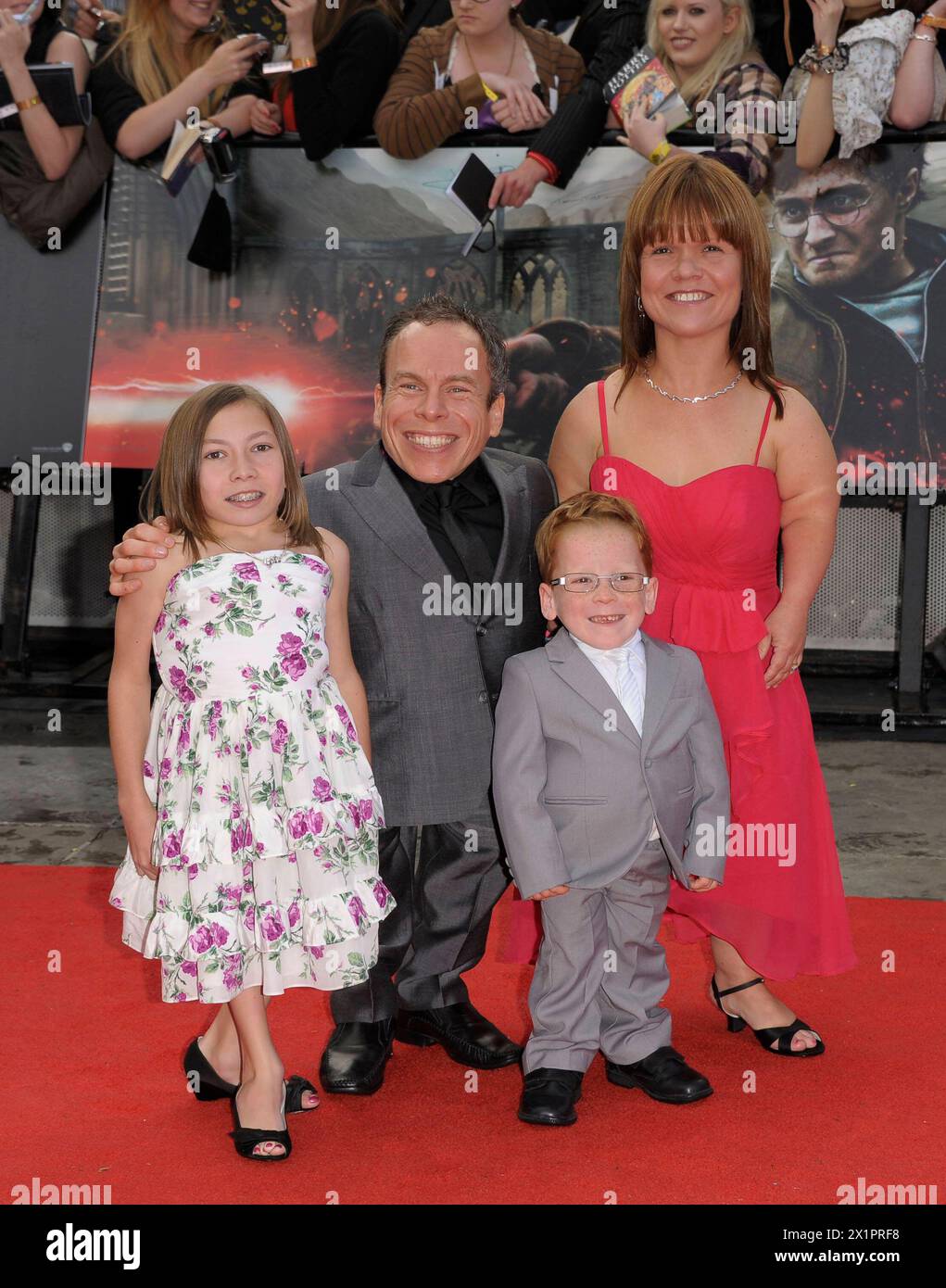 Warwick Davis wife Samantha dies aged 53 Warwick Davis wife Samantha tragically dies aged 53 Warwick Davis & family Harry Potter and the Deathly Hallows - Part 2 world film premiere arrivals Trafalgar Square, London, England 7th July 2011 HP7 full length grey gray red suit kids children white CAP/PL Phil Loftus/ London Great Britain Copyright: xPhilxLoftus/CapitalxPicturesx Stock Photo