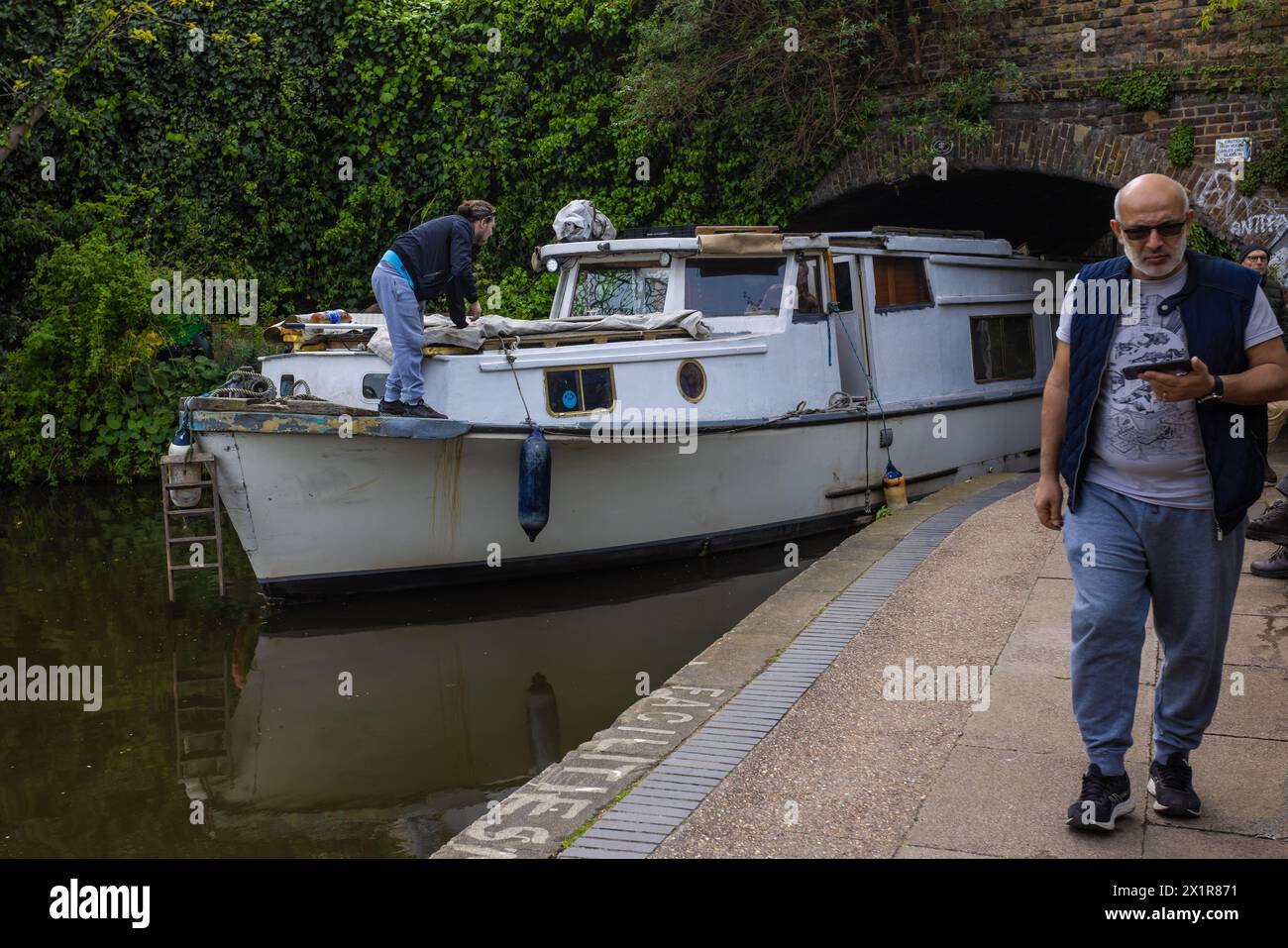 London City Road Lock on the Regent's Canal Stock Photo - Alamy
