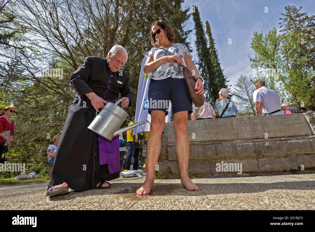 14.04.2024, Bad Wörishofen im Unterallgäu, der Wasserdoktor Pfarrer Sebastian Kneipp Gründer der Kneippschen Lehre, Dargestellt durch Peter Pohl vom Kneipp-Stammverein, beim zum gemeinsamen Anwassern am Wassertretbecken im Kurpark. Besucherin bekommt einen Bein-Guss mit einer standesgemäßen Giesskanne. 14.04.2024, Bad Wörishofen 14.04.2024, Bad Wörishofen *** 14 04 2024, Bad Wörishofen in Unterallgäu, the water doctor Pastor Sebastian Kneipp founder of Kneipps teachings, portrayed by Peter Pohl from the Kneipp association, at the joint watering at the water treading pool in the spa gardens Vis Stock Photo