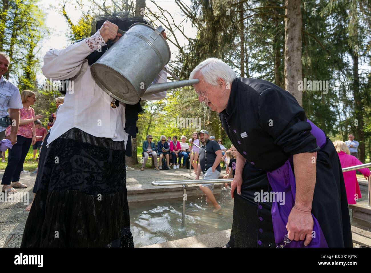 14.04.2024, Bad Wörishofen im Unterallgäu, der Wasserdoktor Pfarrer Sebastian Kneipp Gründer der Kneippschen Lehre, Dargestellt durch Peter Pohl vom Kneipp-Stammverein, beim zum gemeinsamen Anwassern am Wassertretbecken im Kurpark, bekommt einen Gesichtsguss mit einer standesgemäßen Giesskanne. 14.04.2024, Bad Wörishofen 14.04.2024, Bad Wörishofen *** 14 04 2024, Bad Wörishofen in Unterallgäu, the water doctor Pastor Sebastian Kneipp founder of Kneipps teachings, portrayed by Peter Pohl from the Kneipp association, during a joint dip at the water treading pool in the spa gardens, gets a facial Stock Photo