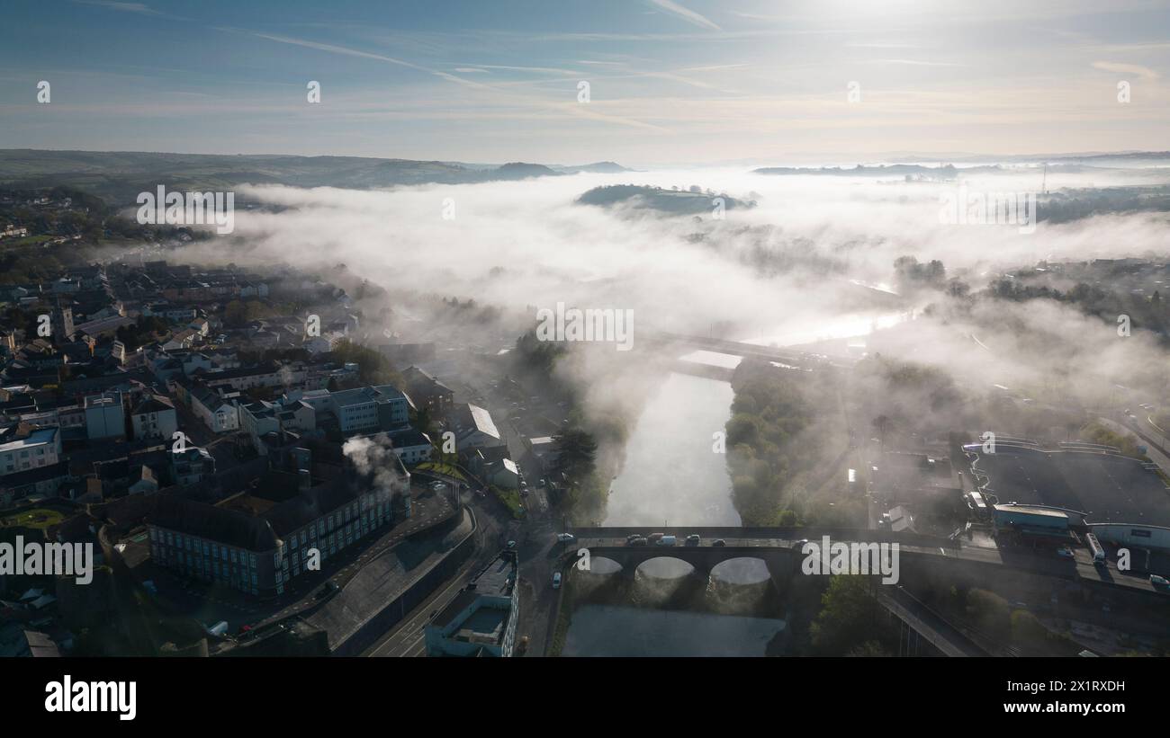 Carmarthen, Wales, UK. 18th Apr, 2024. A band of mist approaches the town of Carmarthen from the east, along the river Towy in the early morning. Credit: Gruffydd Thomas/Alamy Live News. Stock Photo