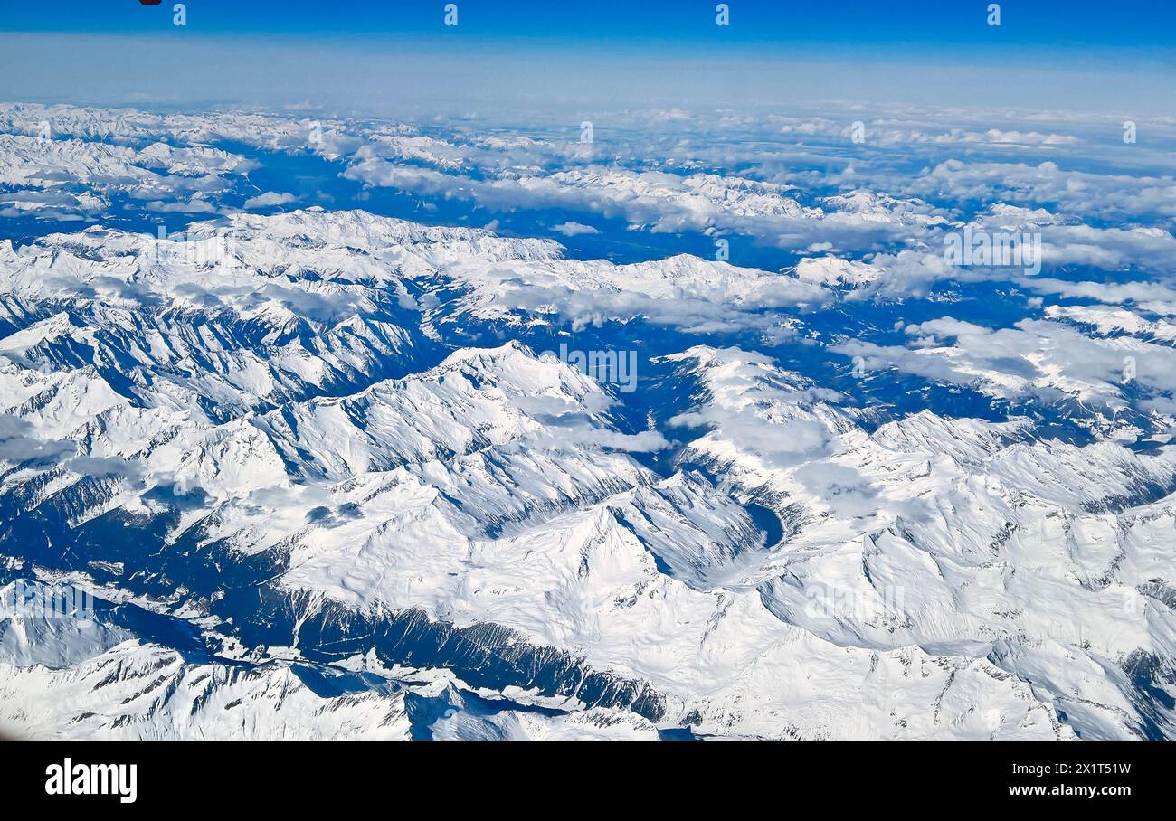 Flugzeugausblick auf die schneebedeckten Alpen auf dem Flug nach Rom Stock Photo