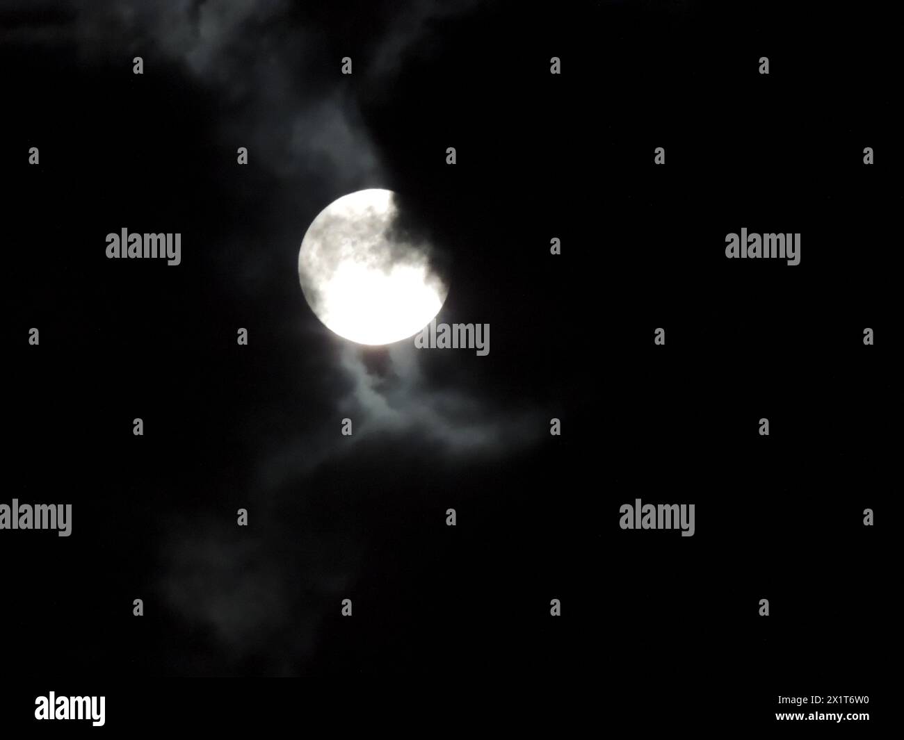 Night city full moon clouds hi-res stock photography and images - Alamy