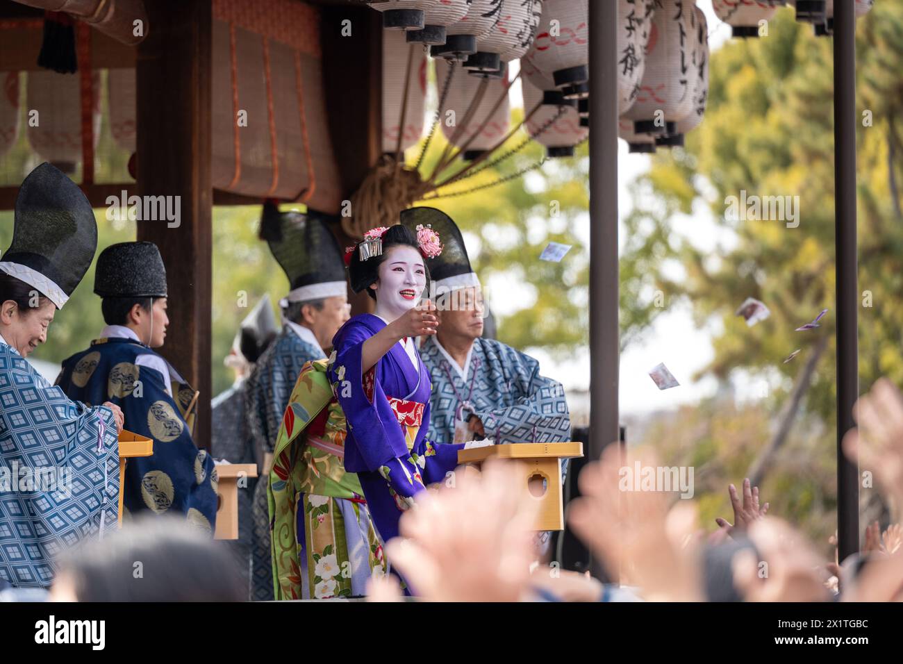 Yasaka Shrine Setsubun festival roasted beans scattering ceremony 'mamemaki'. Maiko throwing the fortune beans. Kyoto, Japan. February 2 2024 Stock Photo