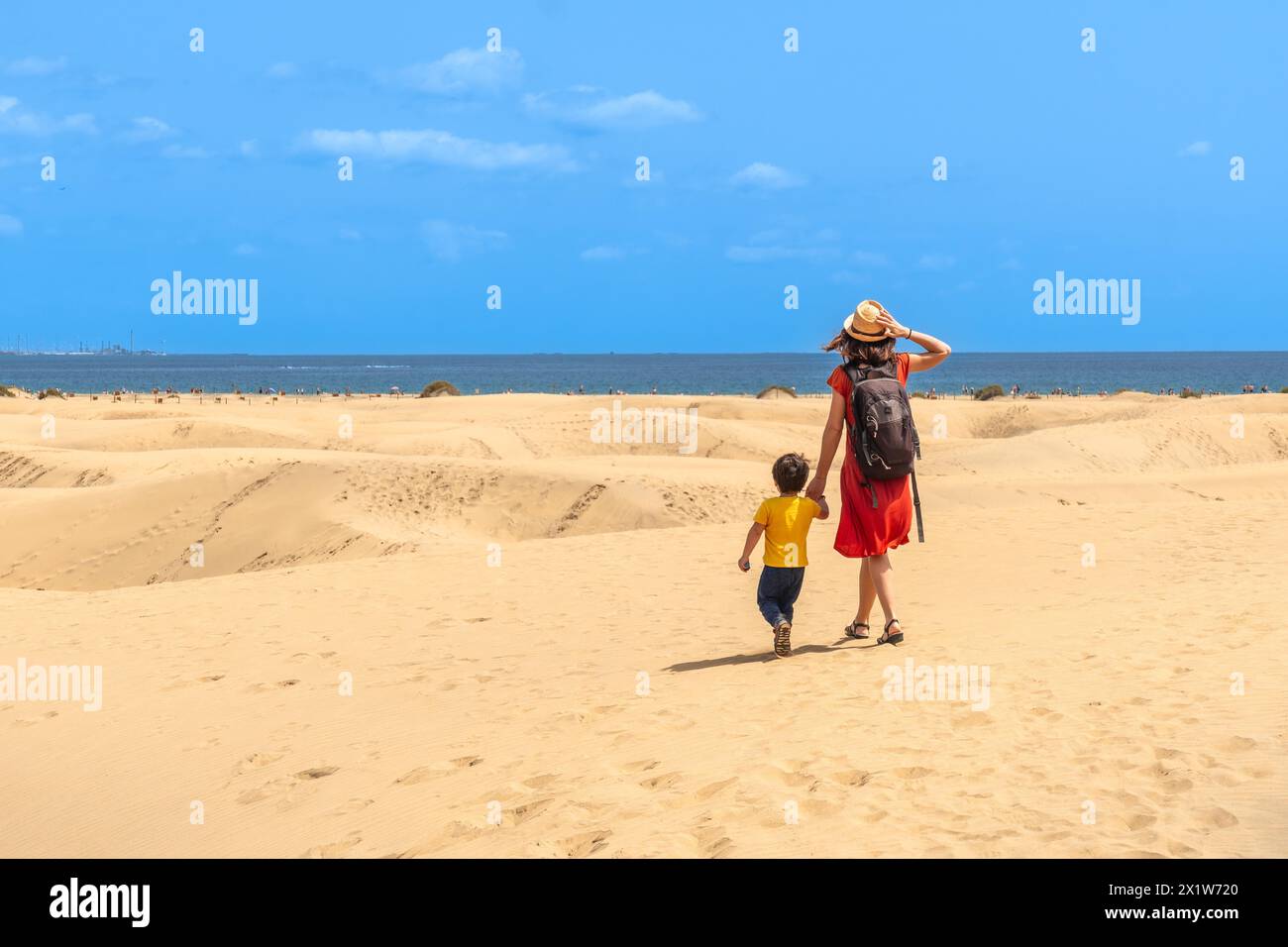 Mother and child on summer vacation in the dunes of Maspalomas, Gran Canaria, Canary Islands Stock Photo