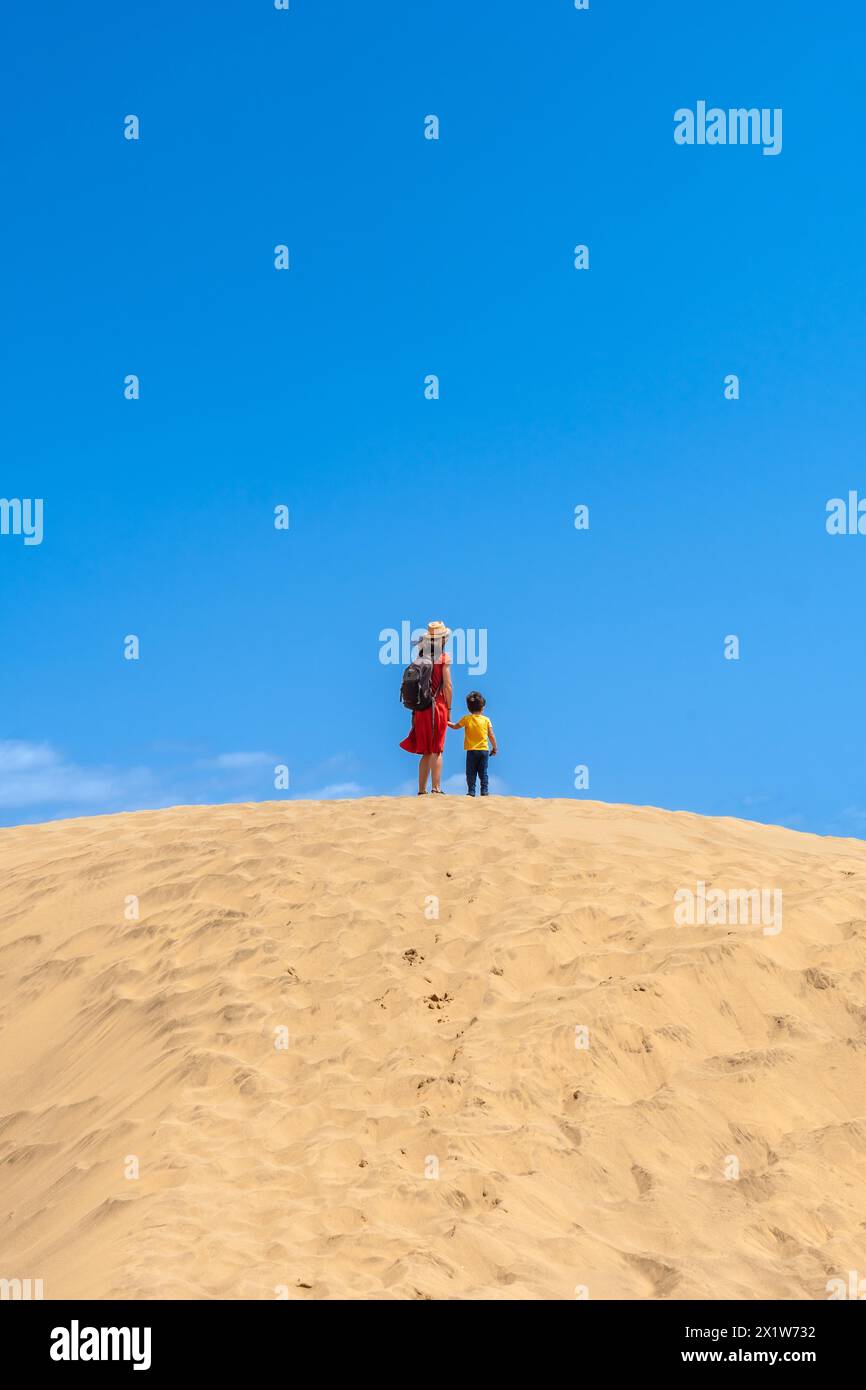 Mother and child smiling in the dunes of Maspalomas in summer, Gran Canaria, Canary Islands Stock Photo