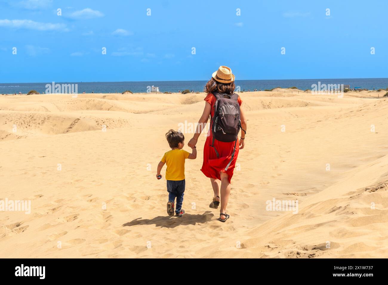 Mother and child on vacation in the dunes of Maspalomas, Gran Canaria, Canary Islands Stock Photo