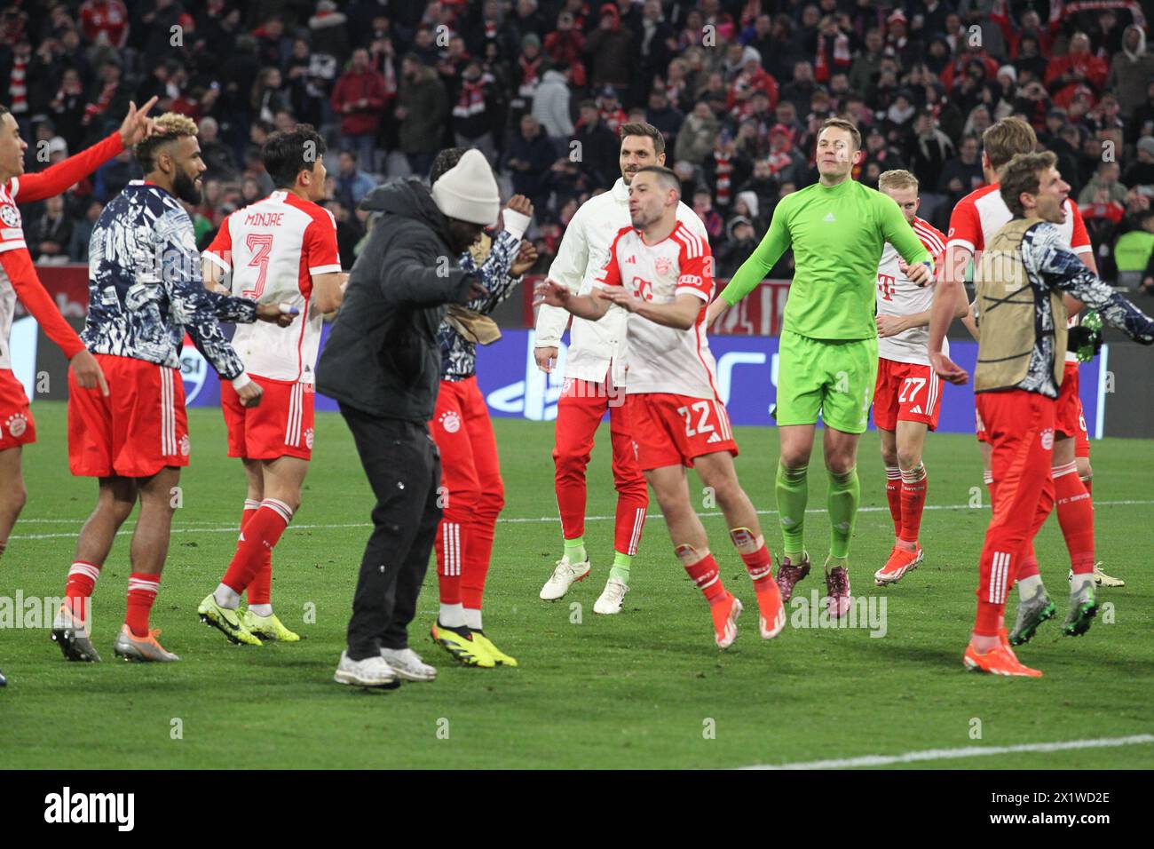  Foto zu MUENCHEN, Germany, 17. APRIL 2024; 1 Manuel NEUER, 4 Matthijs de LIGT 