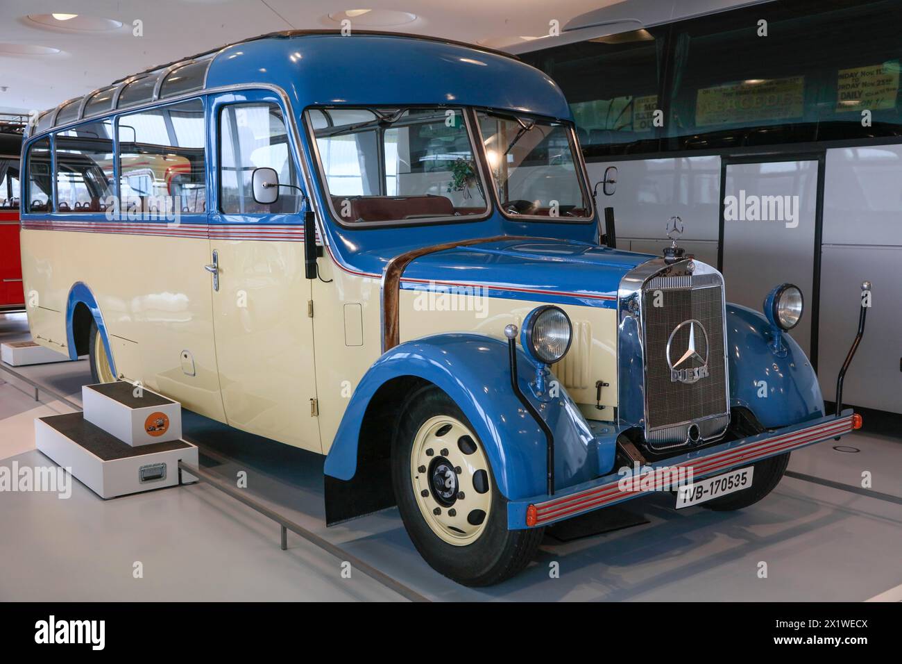 洋書 MERCEDES BENZ LASTWAGEN und OMNIBUSSE mercedes-benz-lastwagen-und-