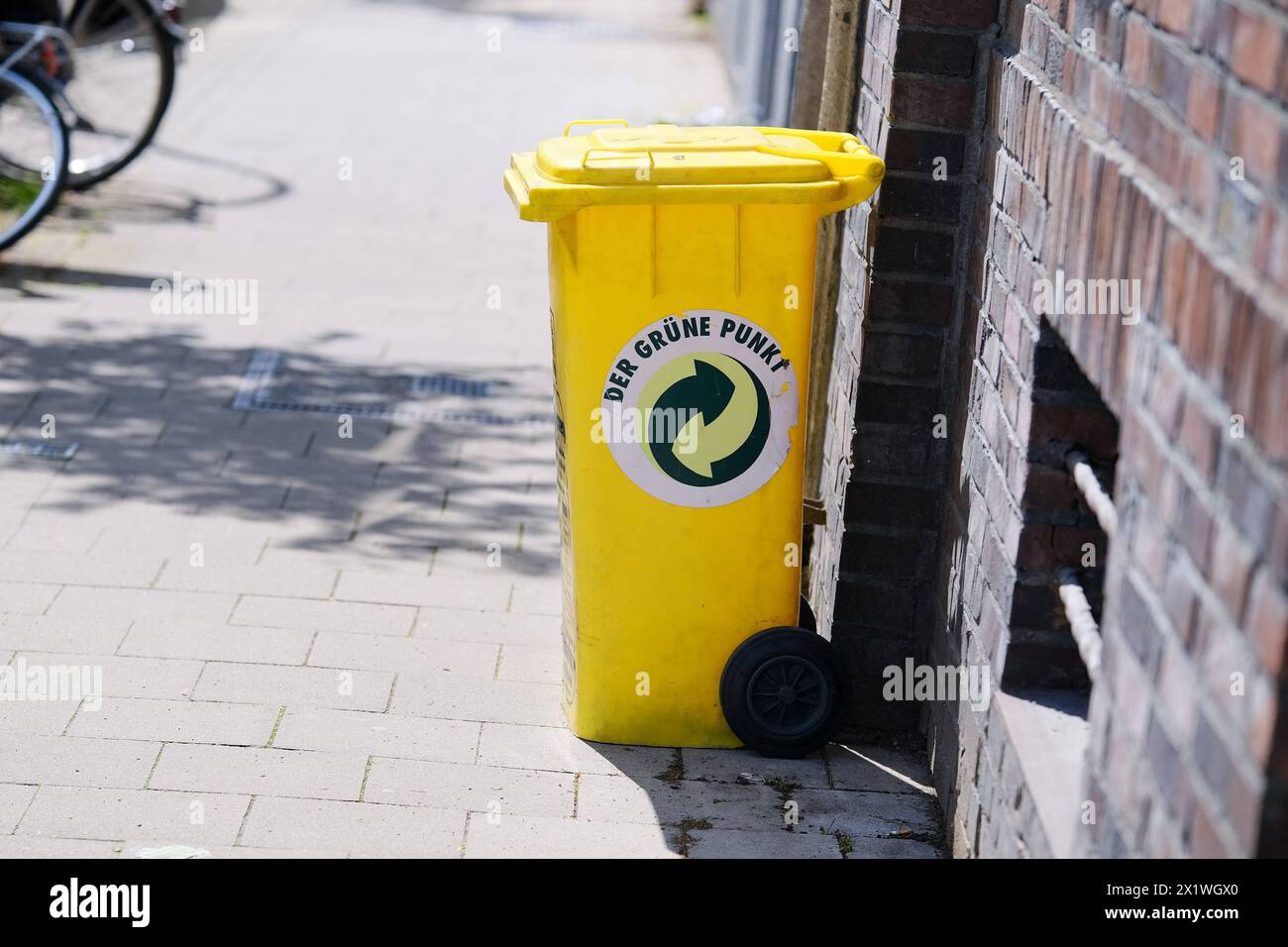 Düsseldorf 18.04.2024 Gelbe Tonne Mülltonne Kunststoff Plastik ...