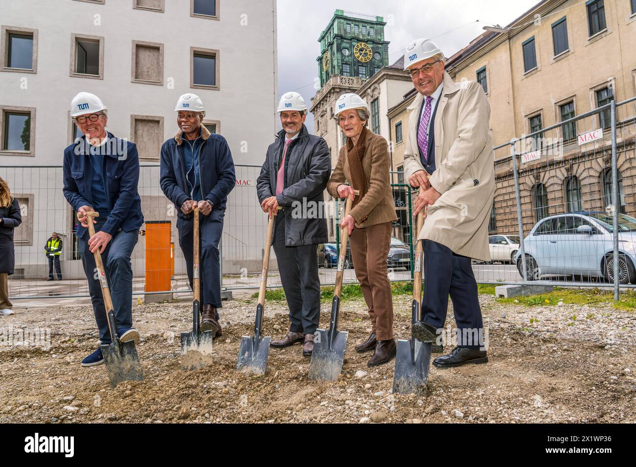 Spatenstich zum neuen Kinderhaus der TUM mit Star-Architekt Prof. Francis Kere 2. von links, München, 18. April 2024 Deutschland, München, 18.04.2024, Spatenstich zum neuen Kinderhaus der TUM mit Star-Architekt Prof. Francis Kere 2. von links, Träger des Pritzker-Preises 2022, nochmal von links komplett: Prof. Hermann Kaufmann leicht verdeckt, Architekt, Star-Architekt Prof. Francis KÃ rÃ , TUM-Präsident Prof. Thomas F. Hofmann, die Mäzenin Ingeborg Pohl, TUM-Kanzler Albert Berger, im Hintergrund der markante Turm der TUM, das Wahrzeichen der Technischen Universität München, Gabelsbergerstraße Stock Photo