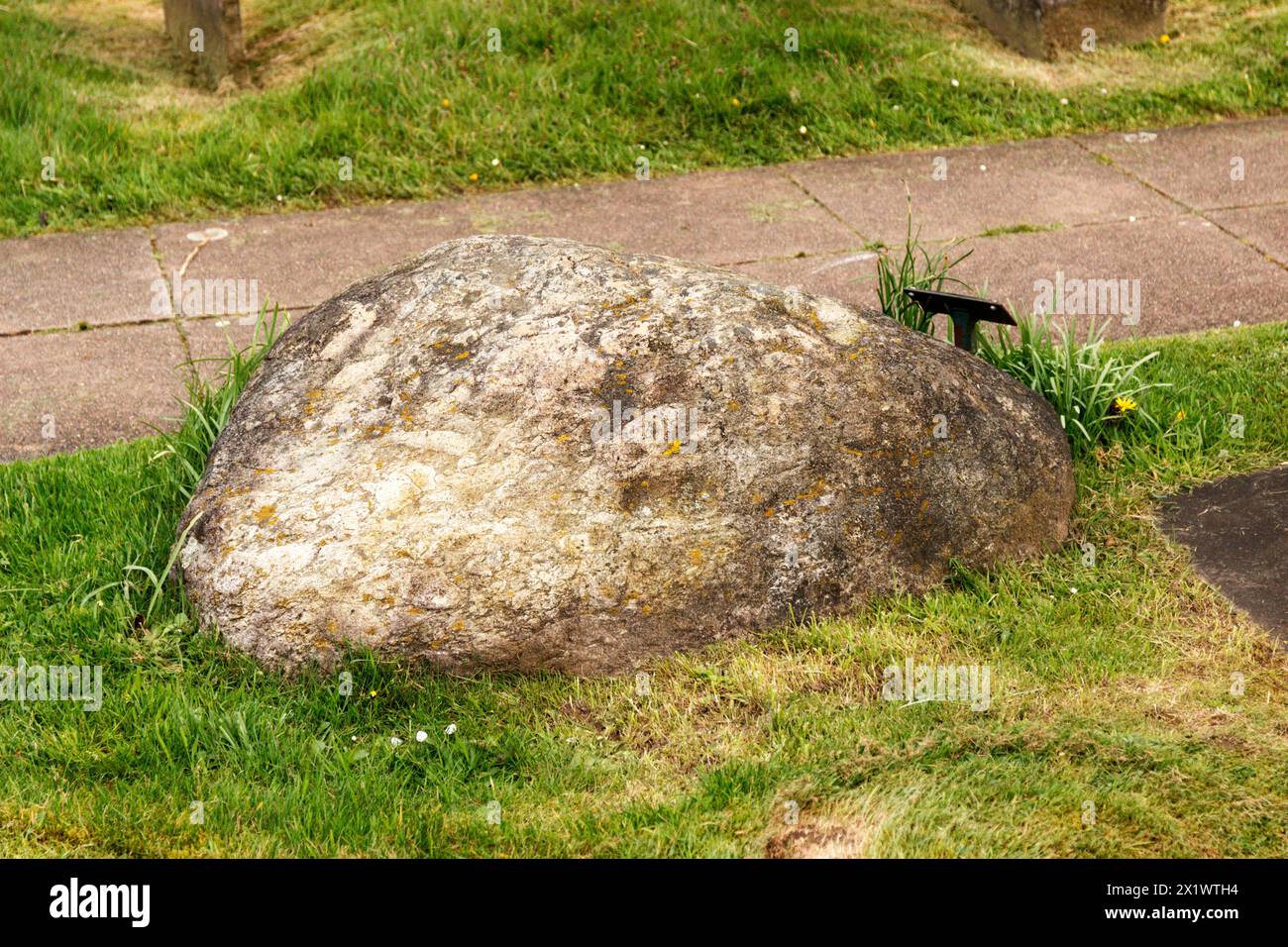 Boulder marking the grave of The Fylde Witch, Meg Shelton. Saint Anne's Church, Woodplumpton, Lancashire. Stock Photo