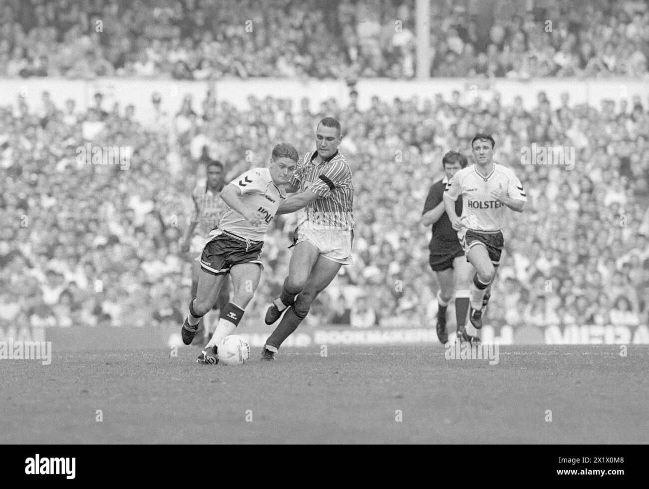 Paul Gascoigne has his shirt tugged by Vinnie Jones (Sheffield United) Tottenham Hotspur v Sheffield United 20 Oct 1990 Stock Photo