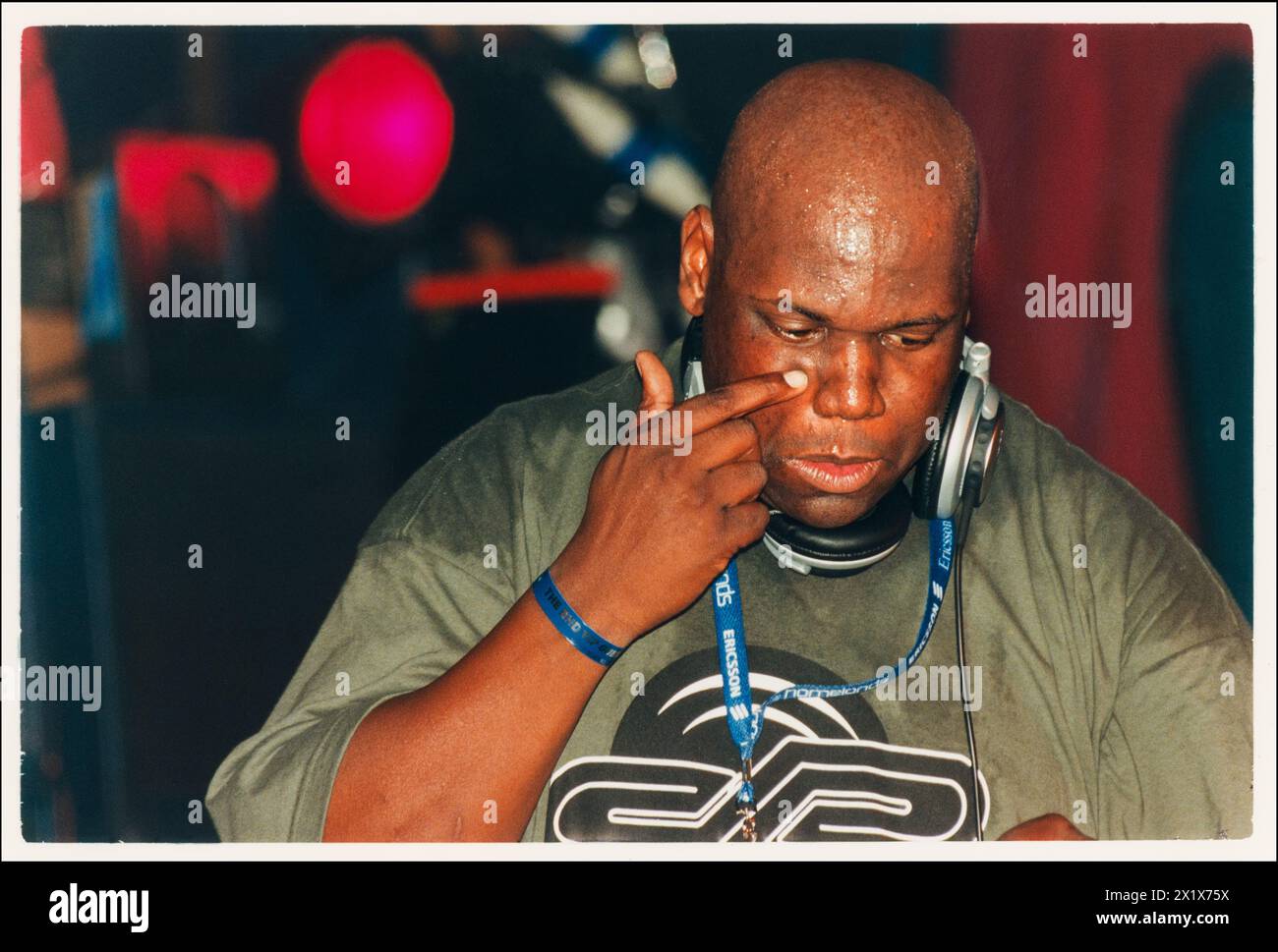 SUPERSTAR DJ, CARL COX, HOMELANDS FESTIVAL, 1999: Legendary DJ Carl Cox playing live in the deep house The End Tent at Homelands Festival 1999, in 'The Bowl', Matterley Estate near Winchester, England, UK on 29 May 1999. Photo: Rob Watkins. Stock Photo