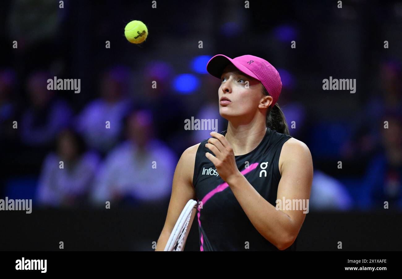 Stuttgart, Germany. 18th Apr, 2024. Tennis: WTA Tour - Stuttgart, singles, women, round of 16. Swiatek (Poland) - Mertens (Belgium). Iga Swiatek in action. Credit: Marijan Murat/dpa/Alamy Live News Stock Photo