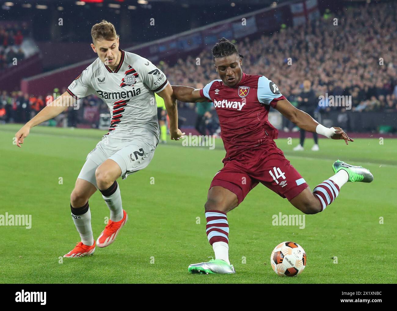 Mohammed Kudus of West Ham United crosses the ball while under pressure from Josip Stanišić of Bayer Leverkusen, during the UEFA Europa League Quarter-Final match West Ham United vs Bayer 04 Leverkusen at London Stadium, London, United Kingdom, 18th April 2024  (Photo by Gareth Evans/News Images) Stock Photo
