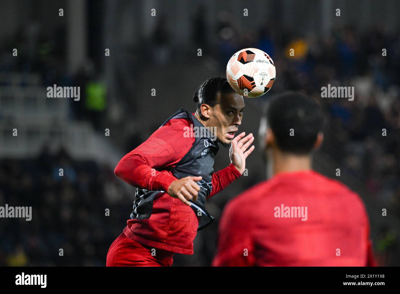Virgil van Dijk of Liverpool FC warms up prior to the UEFA Europa League quarter finals first leg match between Atalanta BC and Liverpool FC on Avril 18, 2024 at Gewiss stadium in Bergamo, Italy. Credit: Tiziano Ballabio Stock Photo