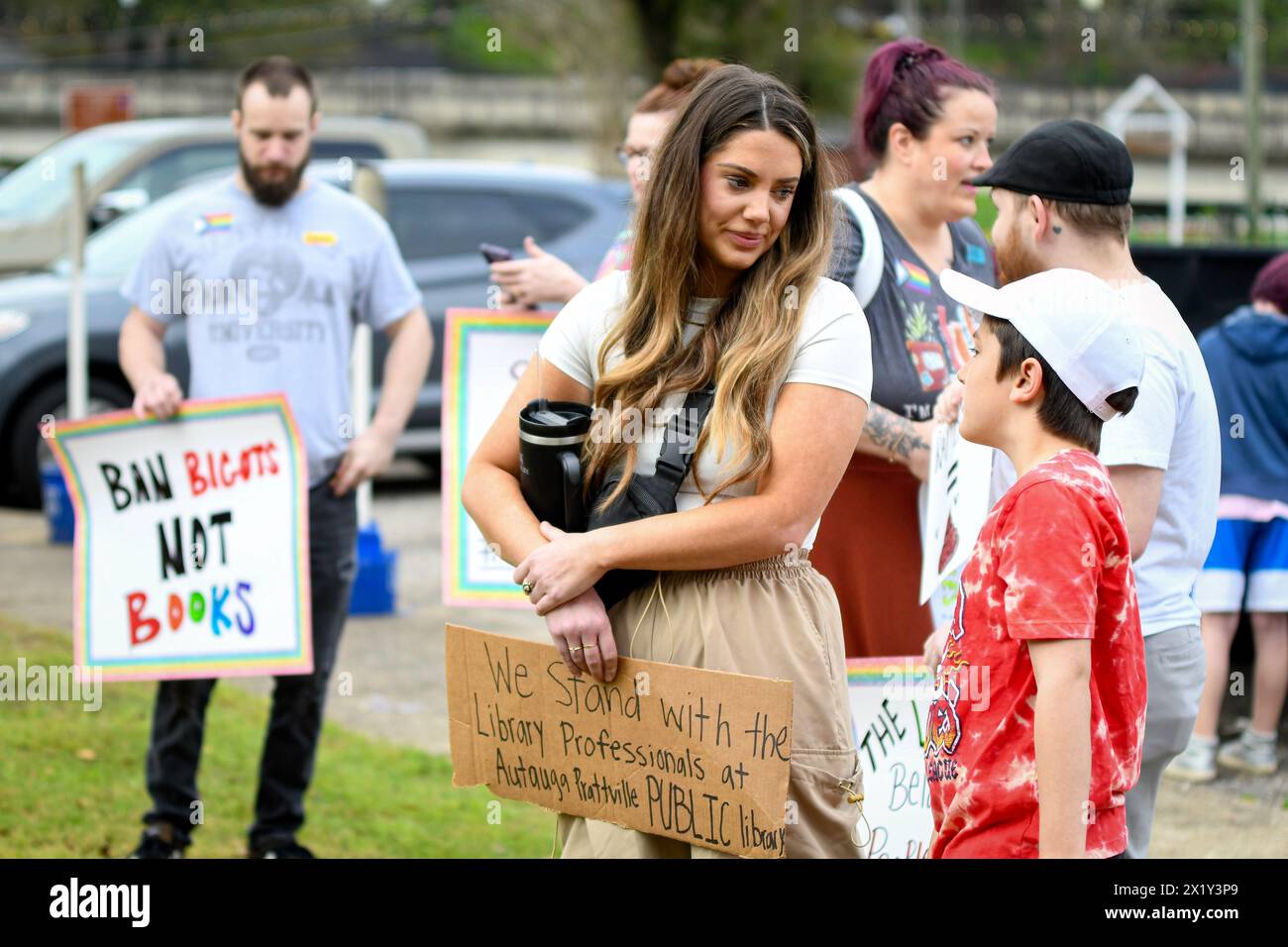 Family holding protest signs hi-res stock photography and images - Alamy
