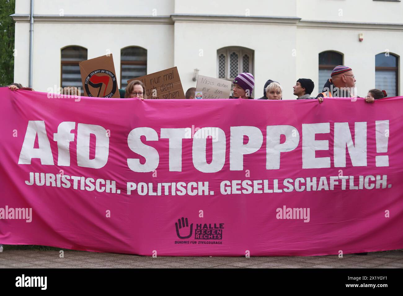 Halle Saale, Sachsen-Anhalt, Deutschland, 18.04.2024: Justizzentrum: Prozess gegen Thüringens AfD-Landeschef Björn Höcke: 1. Verhandlungstag am Landgericht Halle Proteste vor dem Gericht *** Halle Saale , Saxony-Anhalt, Germany, 18 04 2024 Justice Center Trial against Thuringias AfD state leader Björn Höcke 1 trial day at Halle Regional Court Protests in front of the court Copyright: xdtsxNachrichtenagenturx dts 34656 Stock Photo